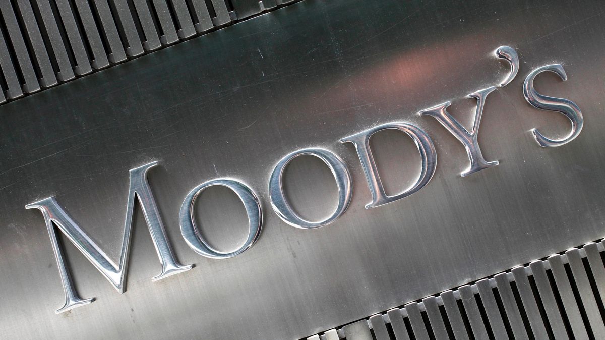 Moody's snížila rating několika americkým bankám. Mohou následovat další, varuje
